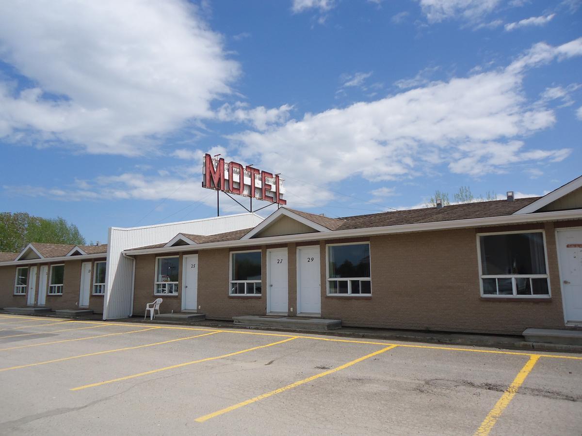 Motel Le Rond Point Métabetchouan Extérieur photo