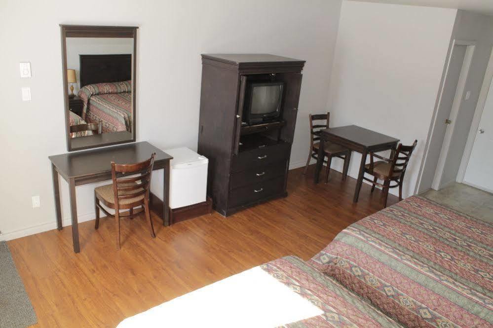 Motel Le Rond Point Métabetchouan Extérieur photo