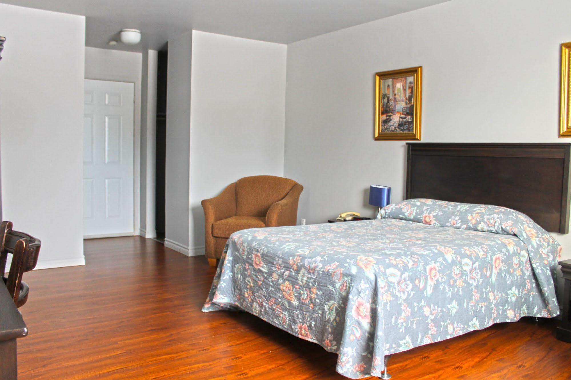 Motel Le Rond Point Métabetchouan Extérieur photo