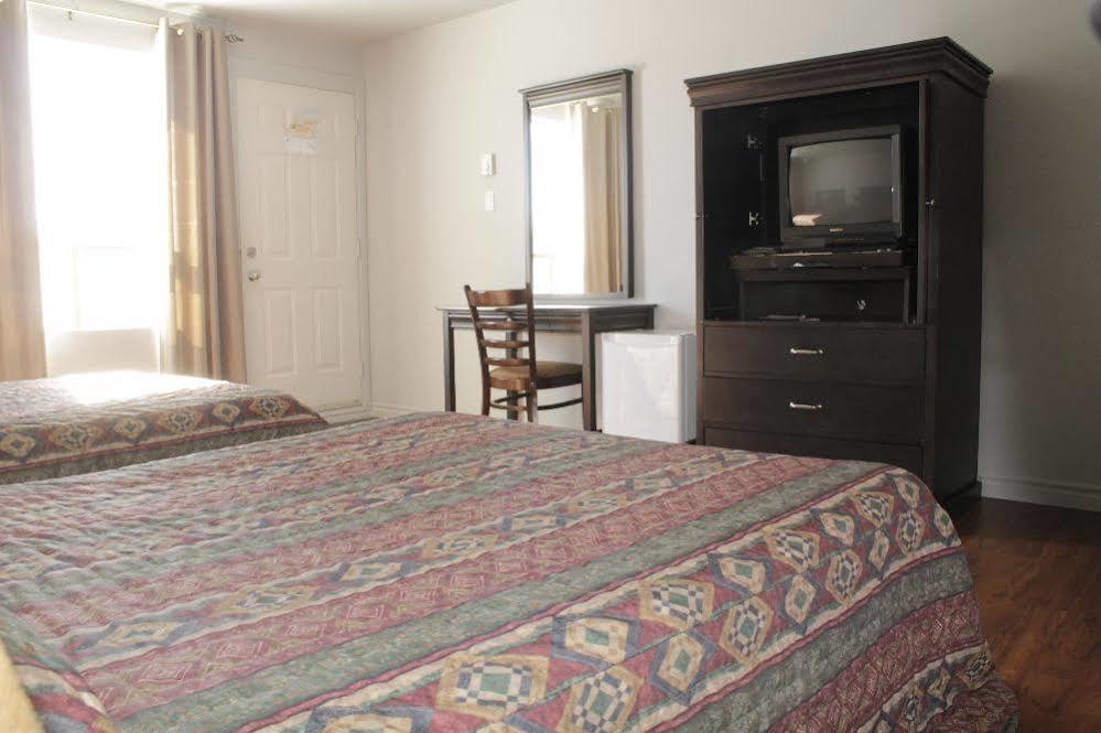 Motel Le Rond Point Métabetchouan Extérieur photo