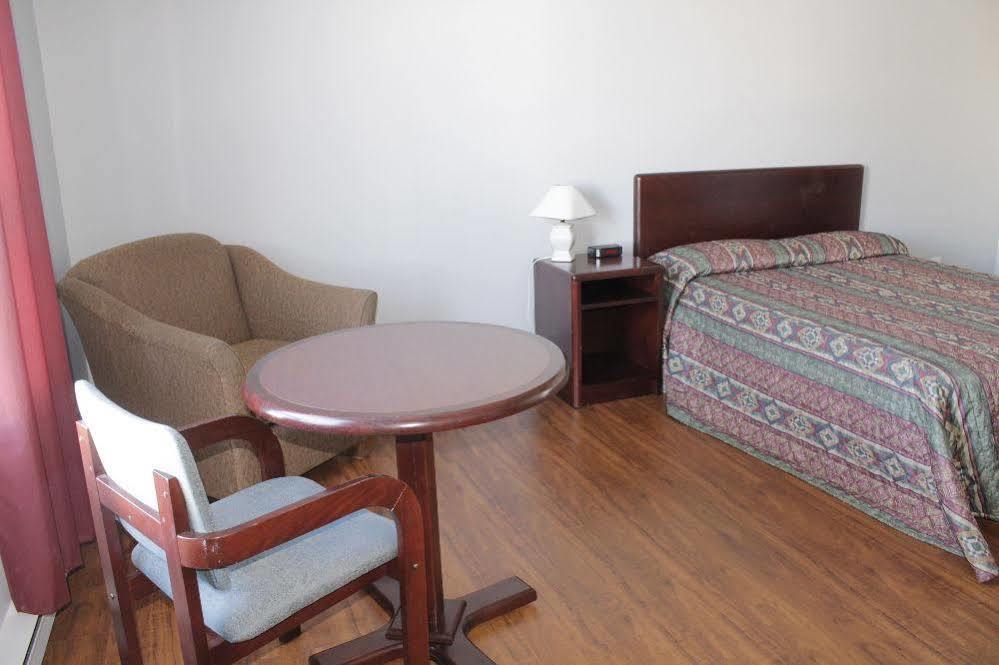 Motel Le Rond Point Métabetchouan Extérieur photo
